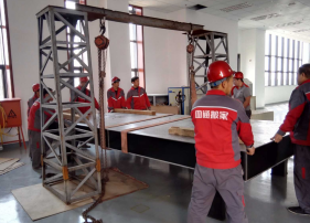 手拉葫蘆搭配吊裝帶吊運(yùn)家具