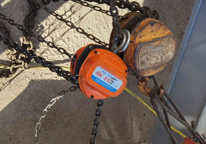 冠航手拉葫蘆在工程建設工地牽引作業