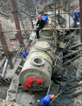 手拉葫蘆在拉林河鐵橋下起吊百年機車