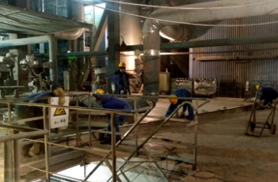 電廠鍋爐檢修組用冠航牌手拉葫蘆吊裝檢修電機(jī)