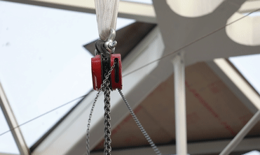 冠航手拉葫蘆助力全國(guó)首次帷幕造型幕墻吊裝工程圓滿完成